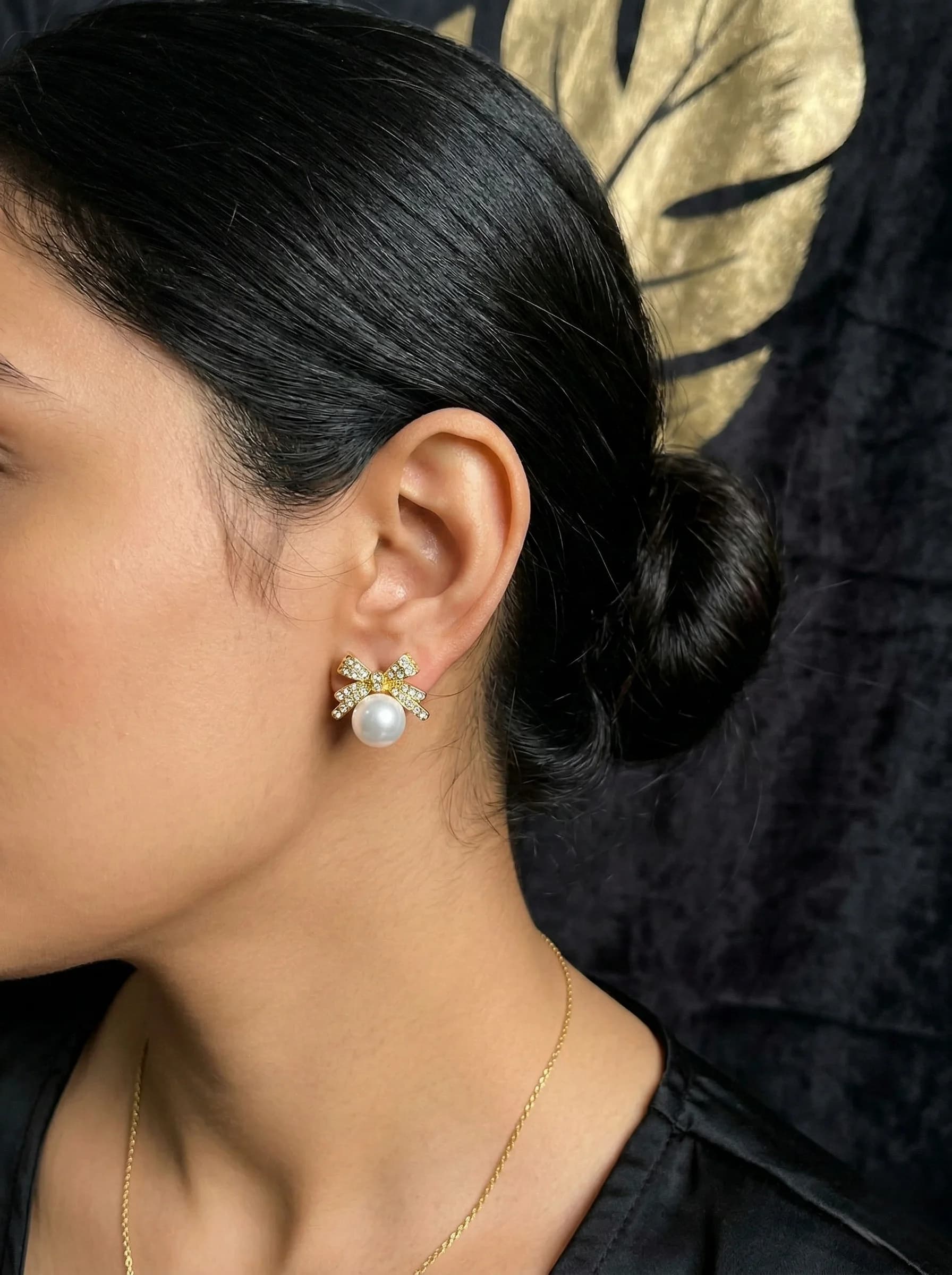 Crystal Bow & Pearl  Earrings packshot
