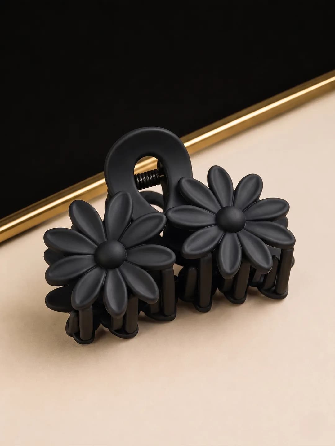 Matte Daisy Hair Claw Clip image