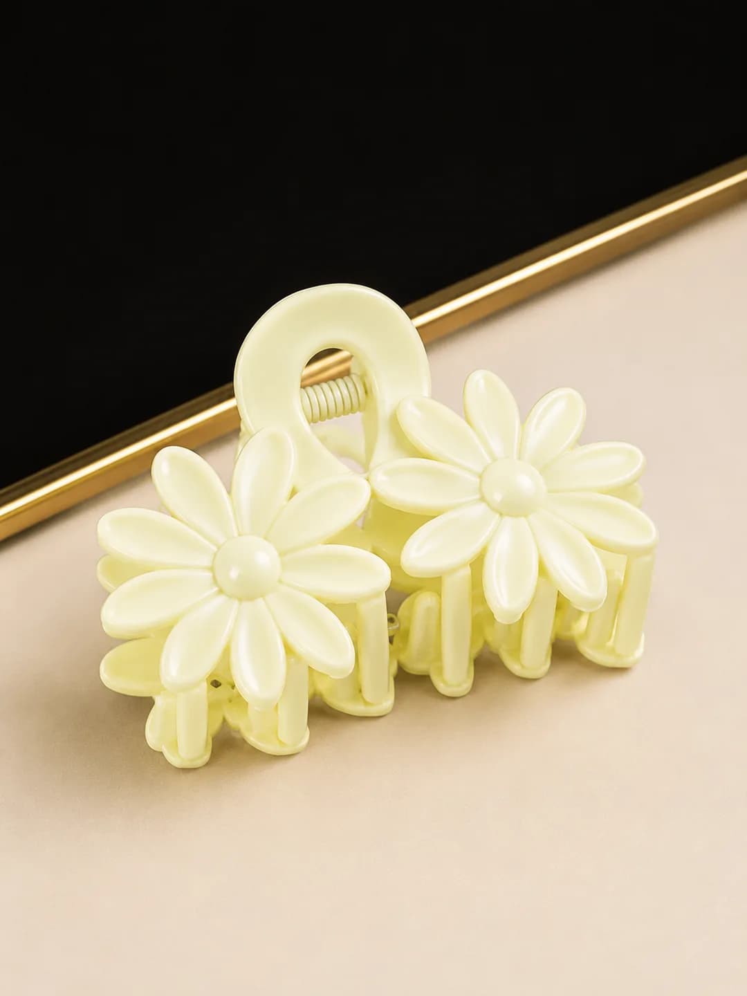 Matte Daisy Hair Claw Clip image
