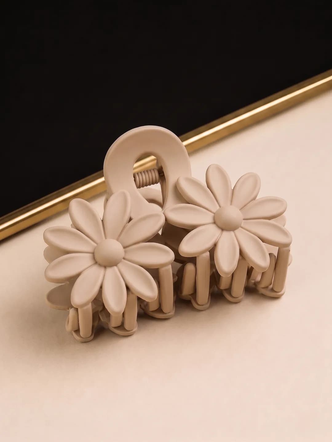 Matte Daisy Hair Claw Clip packshot
